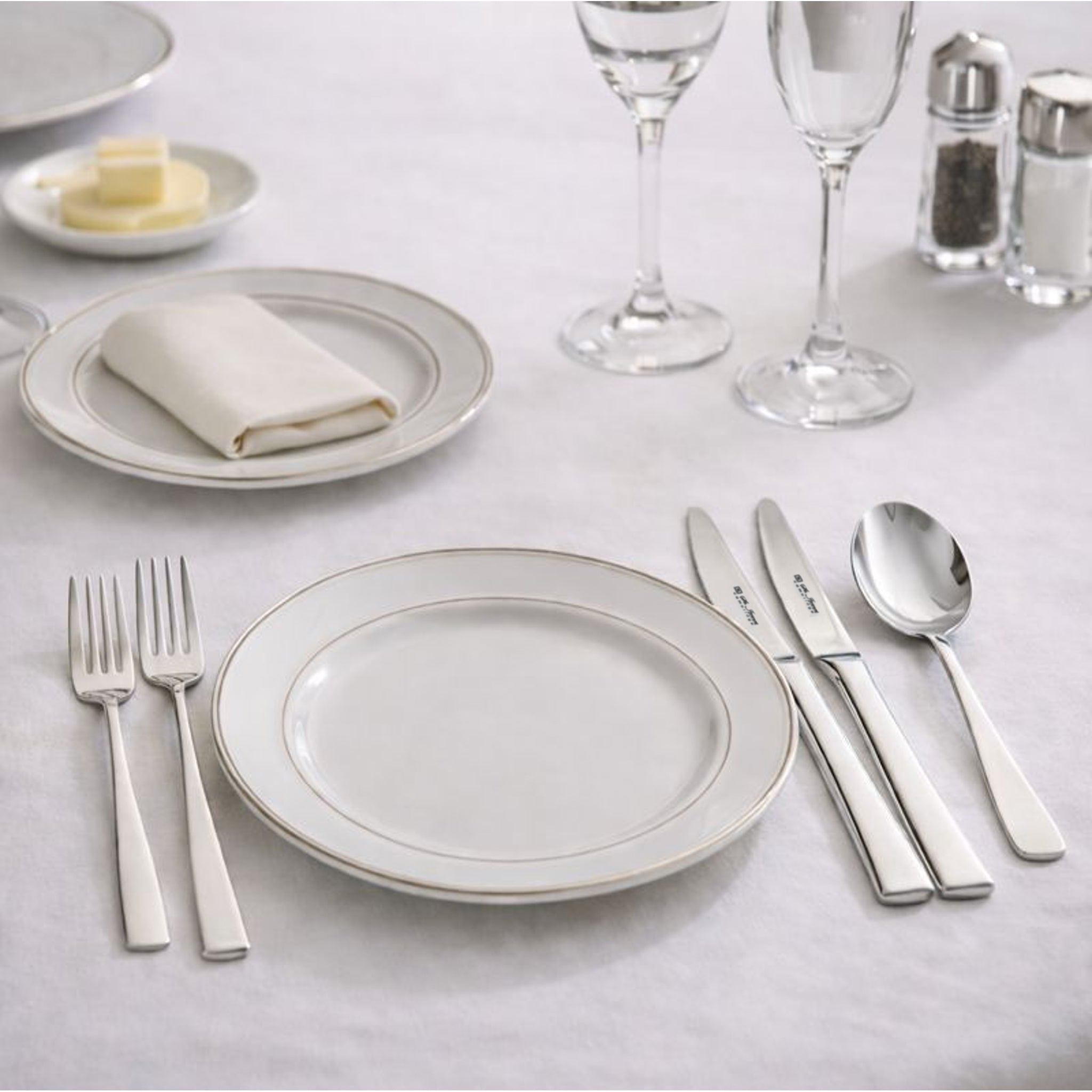 ST JAMES CUTLERY CAMBRIDGE 62 PIECE SET
