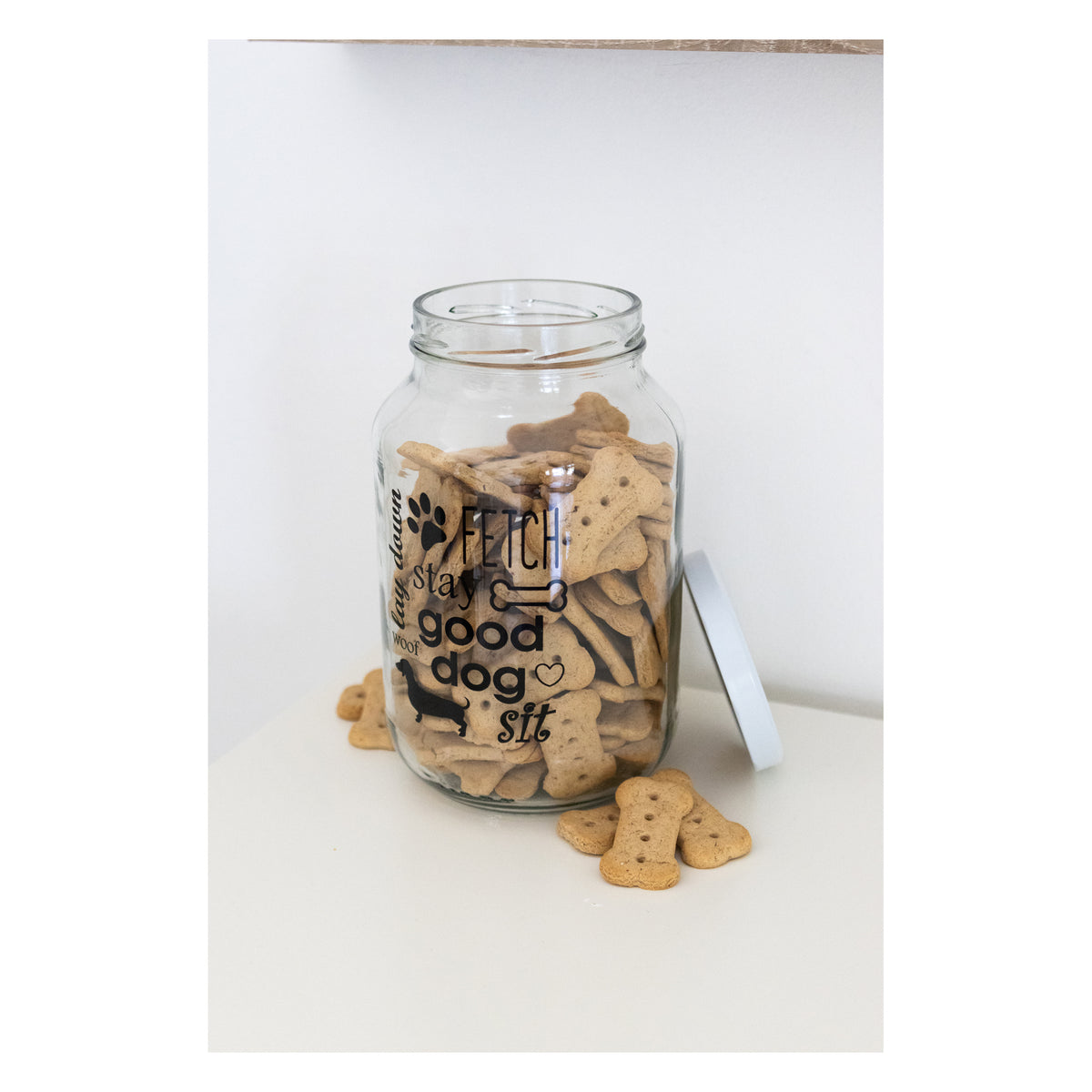 REGENT GLASS JAR WITH DOG PRINT AND WHITE LID, 3L