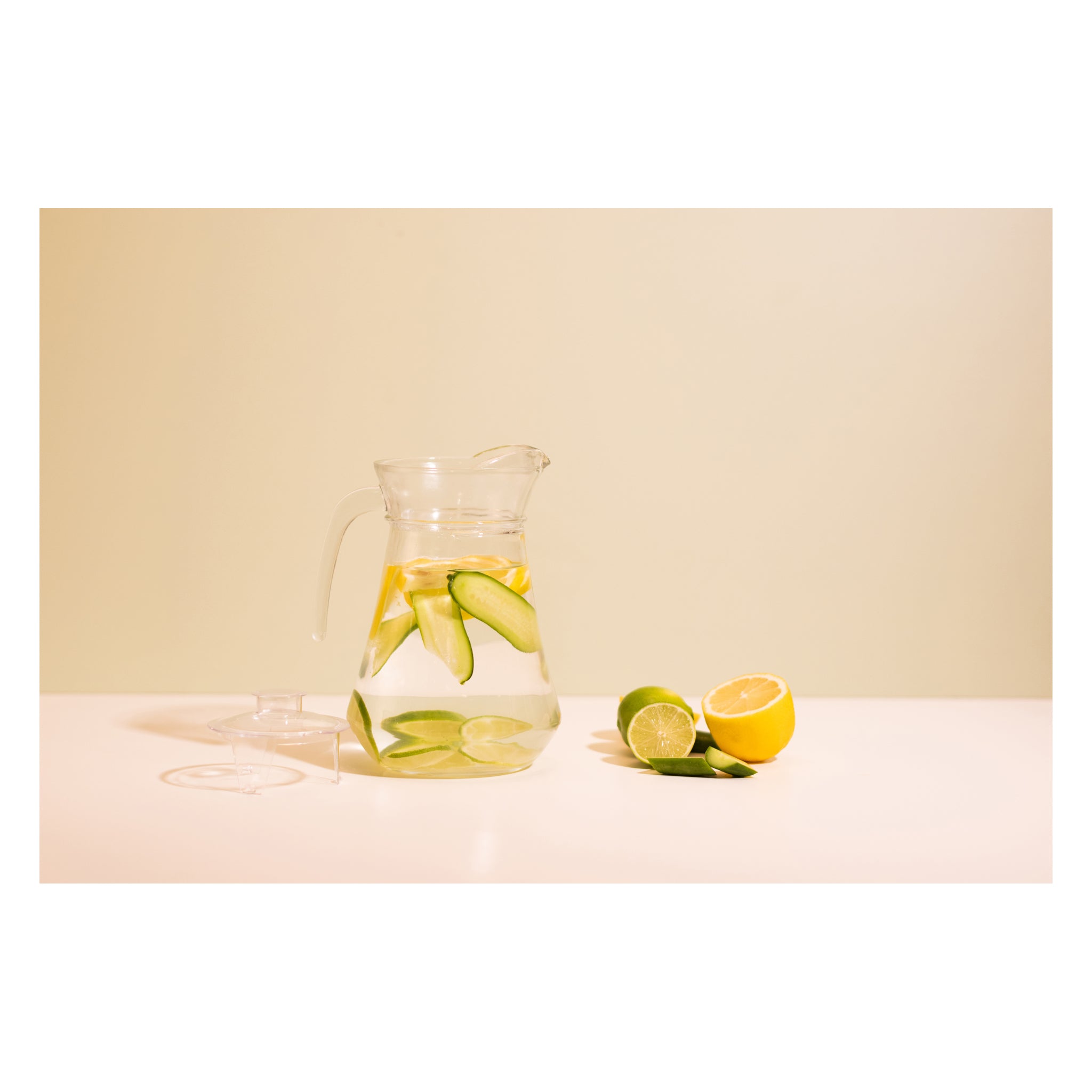 REGENT GLASS WATER JUG WITH CLEAR LID, 1.3L [CATERING]