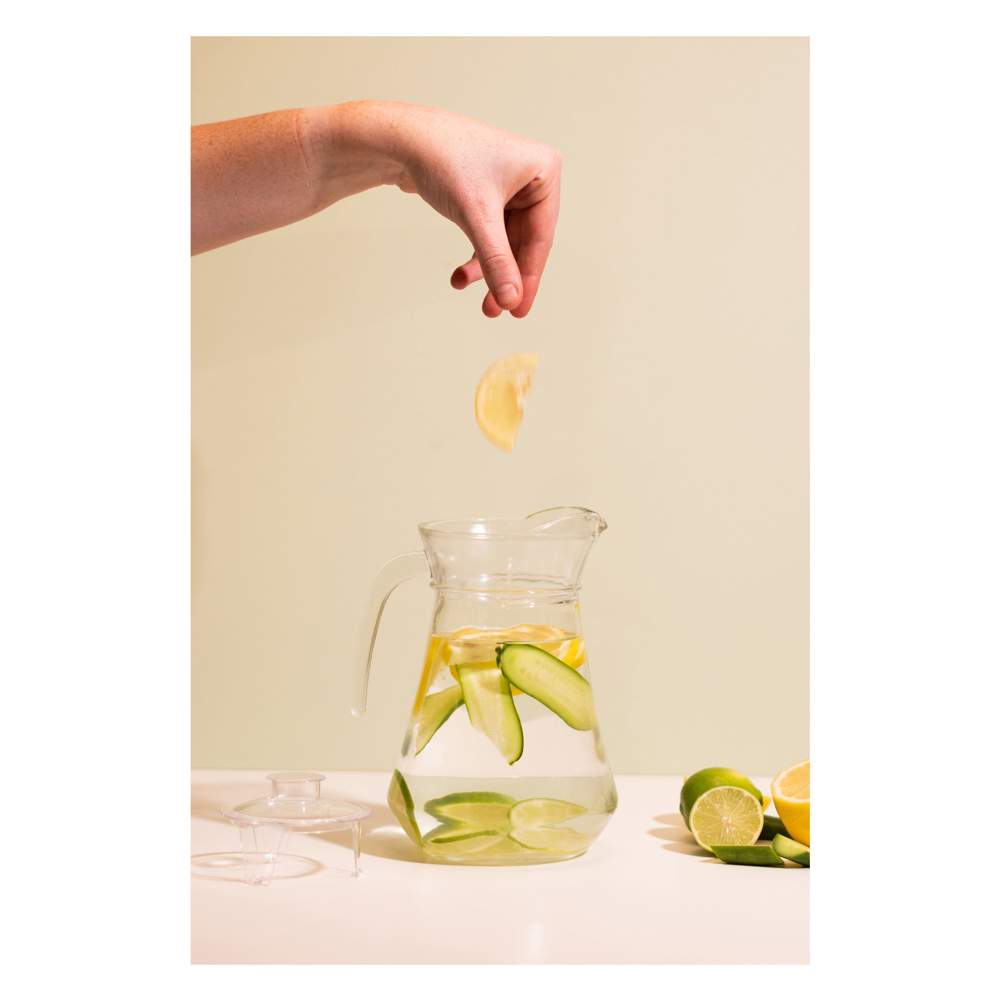 REGENT GLASS WATER JUG WITH CLEAR LID, 1.3L [CATERING]