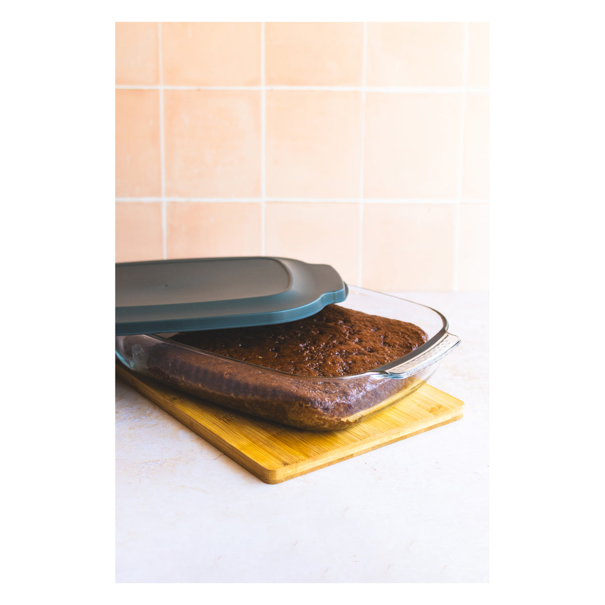 CONSOL VIGO RECTANGULAR GLASS BAKING DISH WITH GREY PLASTIC LID, 3.8L