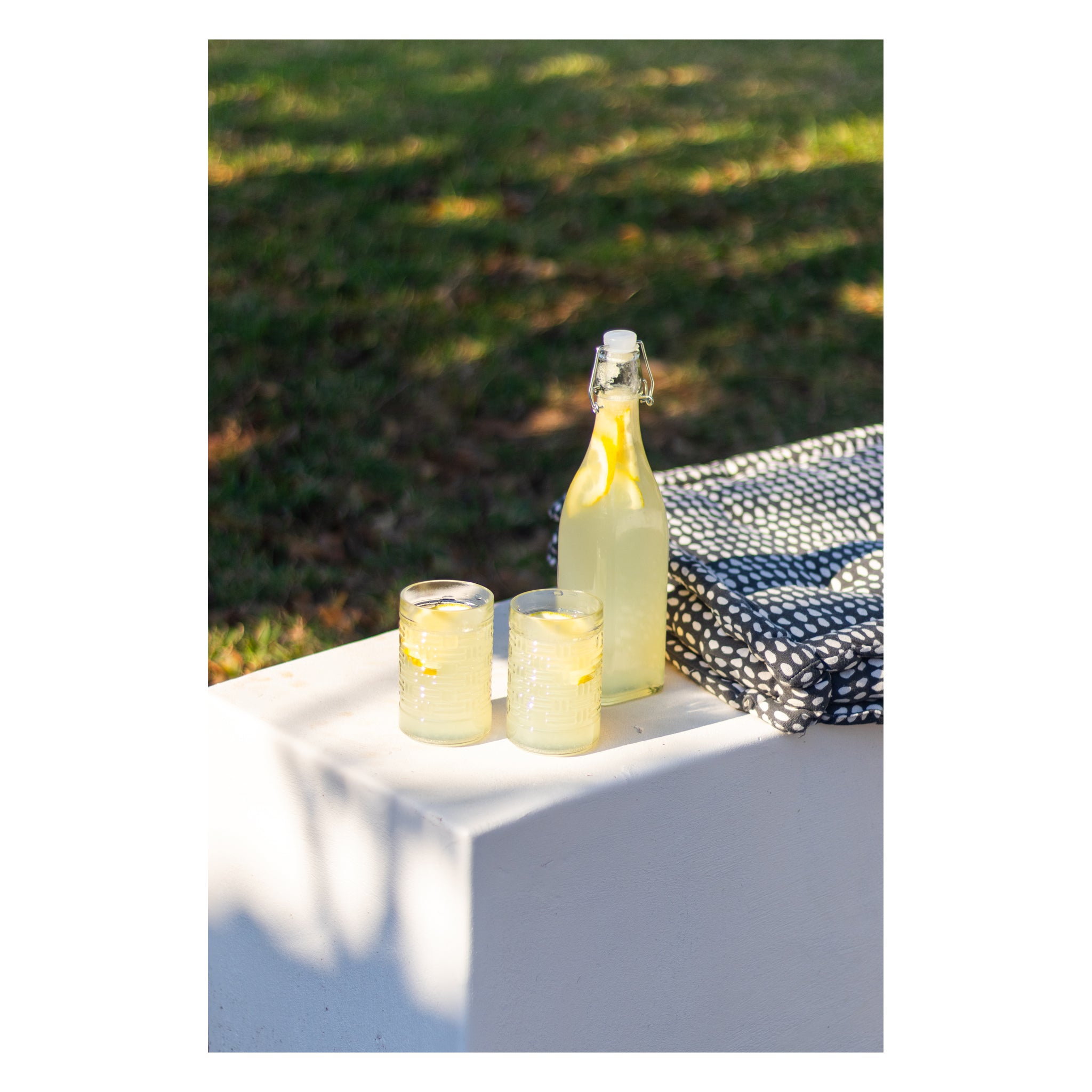 REGENT GLASS WATER BOTTLE SQUARE WITH CLIP-TOP LID, 1L