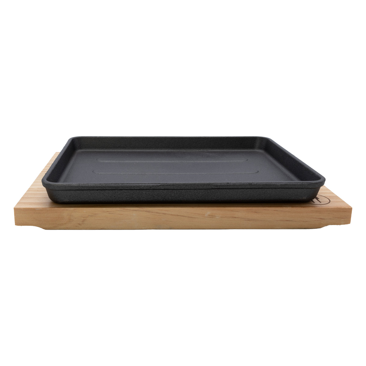 REGENT COOKWARE CAST IRON RECTANGULAR PLATTER ON A WOODEN BOARD, 235X175MM