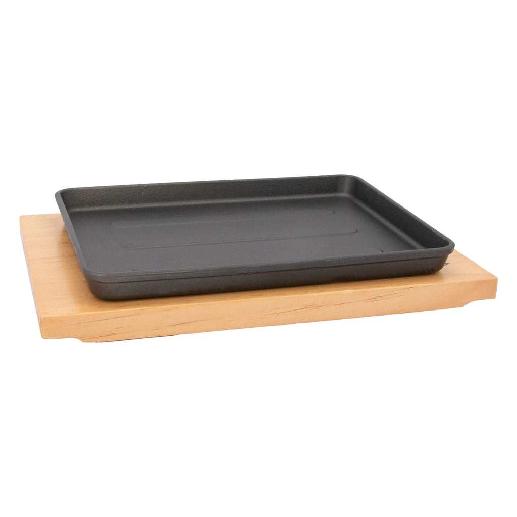 REGENT COOKWARE CAST IRON RECTANGULAR PLATTER ON A WOODEN BOARD, 235X175MM