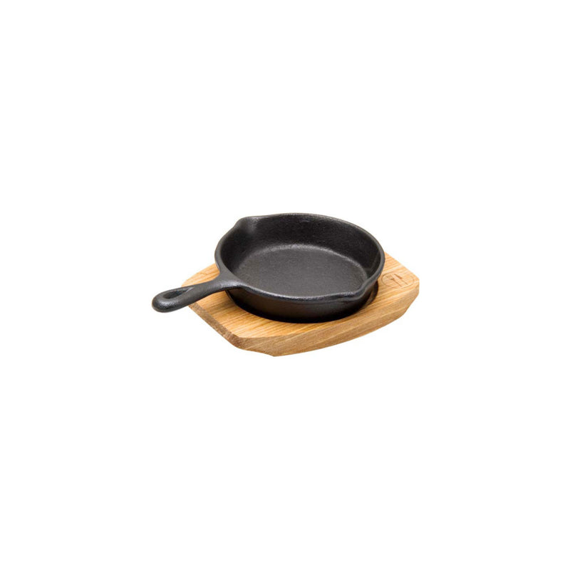 REGENT COOKWARE CAST IRON PAN WITH HANDLE ON BIRCH WOOD BOARD, (135/100MM DIAX15MM))