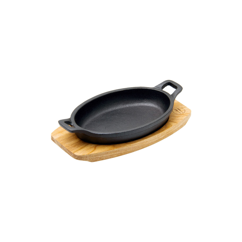 REGENT COOKWARE CAST IRON OVAL PAN WITH 2 HANDLES ON BIRCH WOOD BOARD, (220/175X125X31MM)